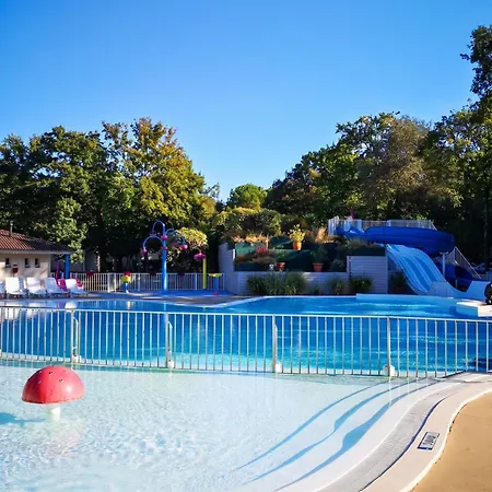 Familial Saint-brevin: Shared Pool Retreat *